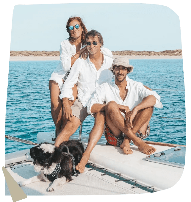 Foto familiar de Marcelo, Nuria y Agustín sobre un barco